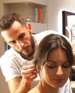 Pliez-la en deux pour la faire remonter sur la nuque et twistez-là avant de fixer avec des épingles.