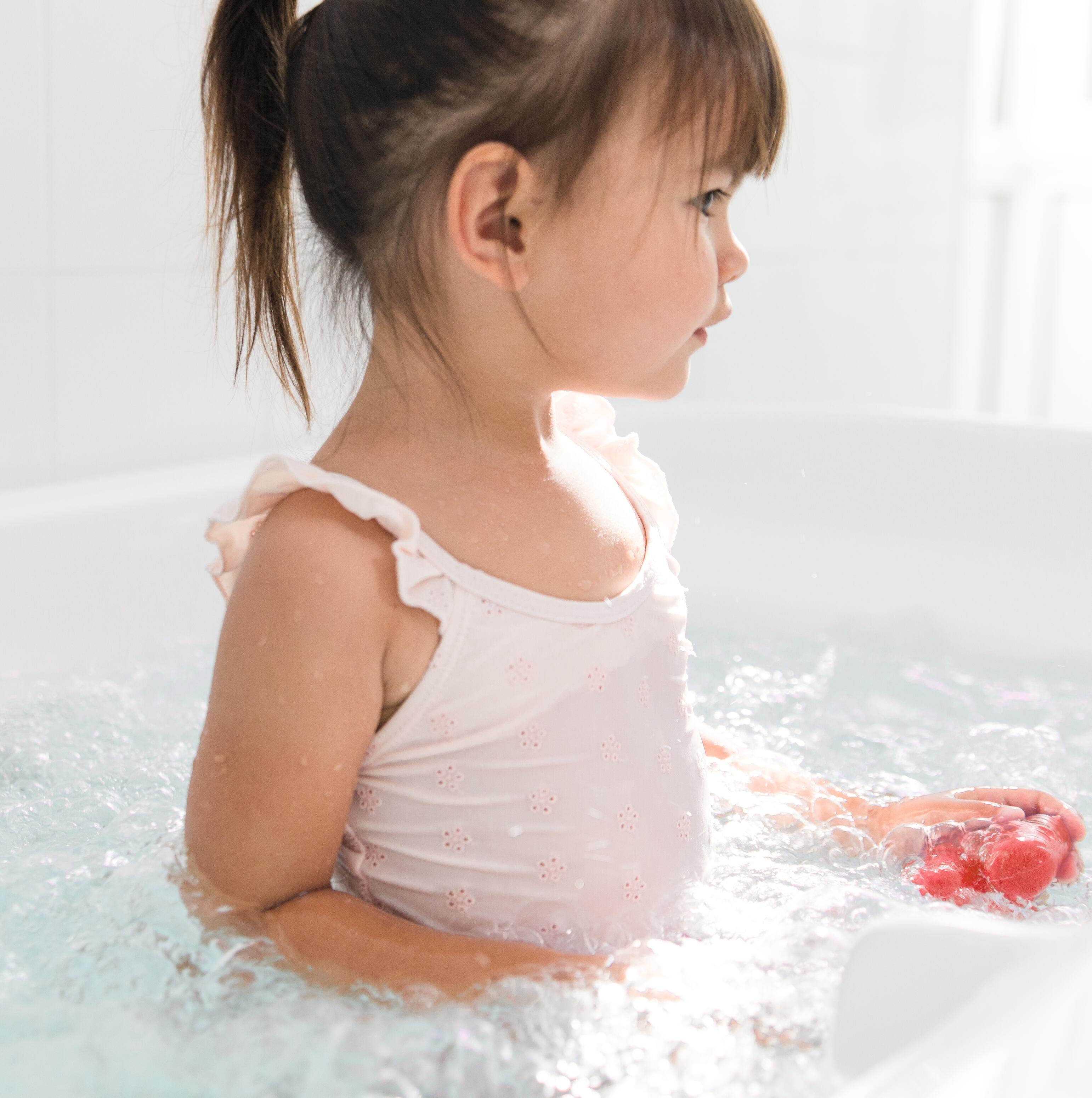 Pelle a tendenza atopica e problemi cutanei: mio figlio può fare il bagno?