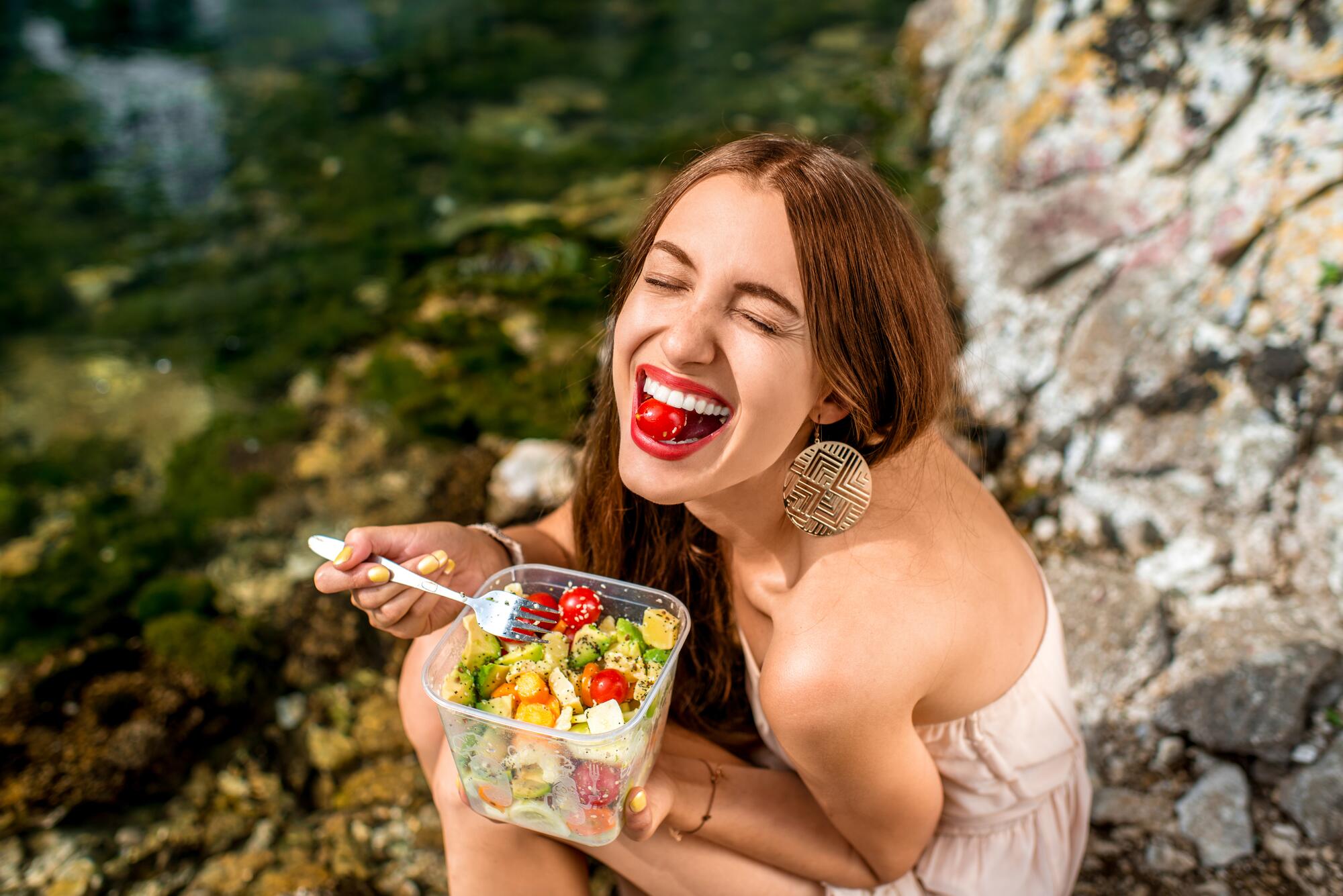 OC_YOUNG_GIRL_EATING_SMILING_HEALTHY_SHUTTERSTOCK_291921743