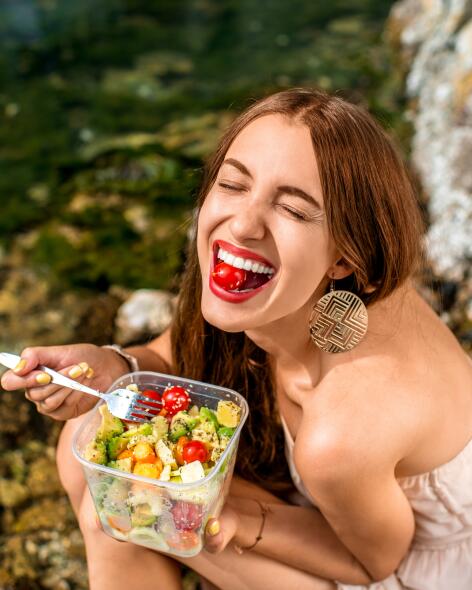 push OC_YOUNG_GIRL_EATING_SMILING_HEALTHY_SHUTTERSTOCK_291921743 472x590