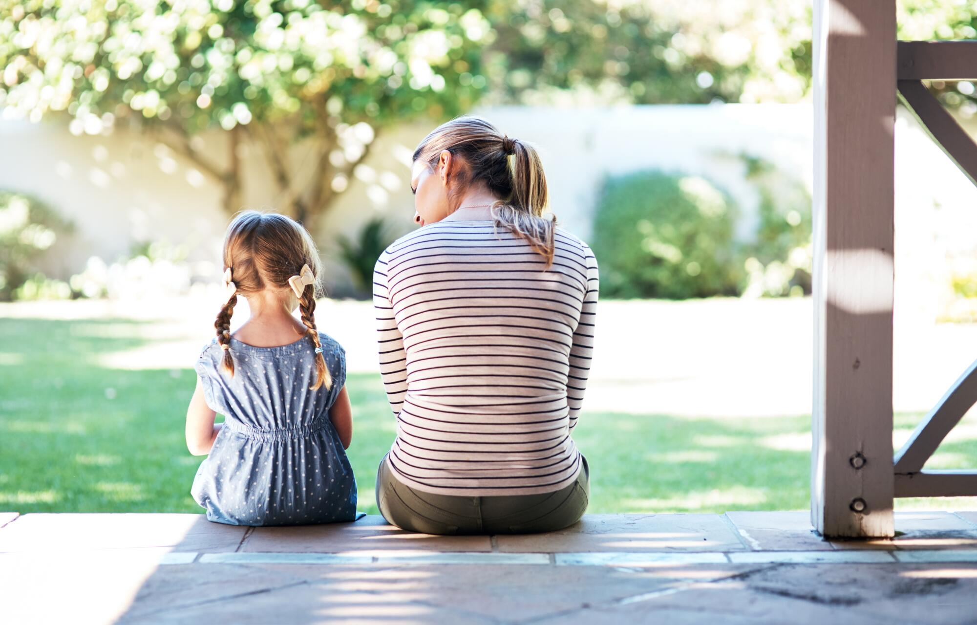 AD_LIFE-MOMENTS_MOTHER-DAUGHTER-SITTING_LARGE_2021