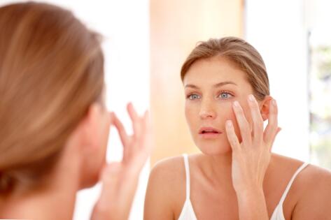 AD_FRAGILE SKIN_FACE_WOMAN_LOOKING IN MIRROR_2021 472x472