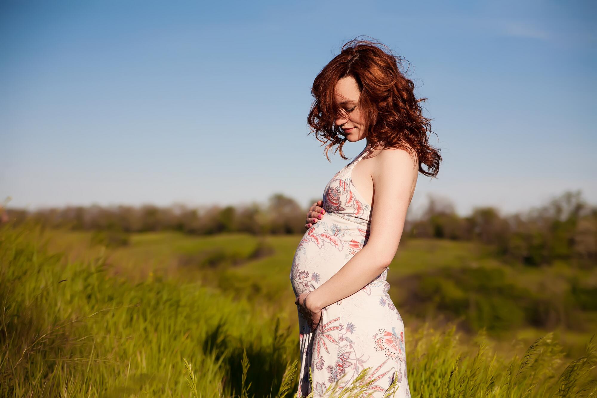 OC_PREGNANT_WOMAN_OUTSIDE_SHUTTERSTOCK_205246777