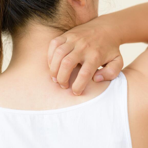 AD_PAINFUL-SKIN_WOMAN-SCRATCHING-NECK_LARGE_2021