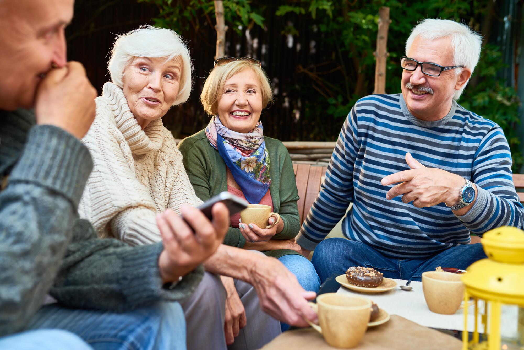 OC_OLD_COUPLE_FRIENDS_SMILE_LAUGHING_adobestock_2019_45694