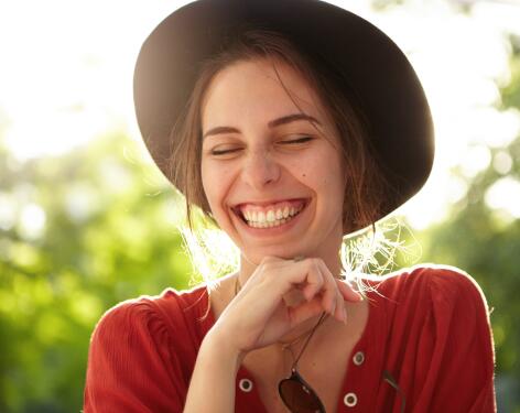 OC_YOUNG_WOMAN_SMILE_HAT_SHUTTERSTOCK_657732979 472*375