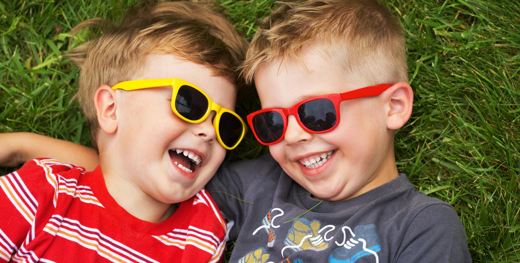 OC_CHILDREN_BOYS_SUNGLASSES_SMILE_ADOBESTOCK_56269214_53111