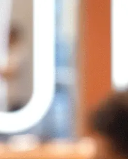 Réitérez de l’autre côté en gardant les cheveux au milieu sur le dessus. Placez la 2ème épingle à l’intérieur de la première. Vous pouvez gérer le volume avec les épingles.