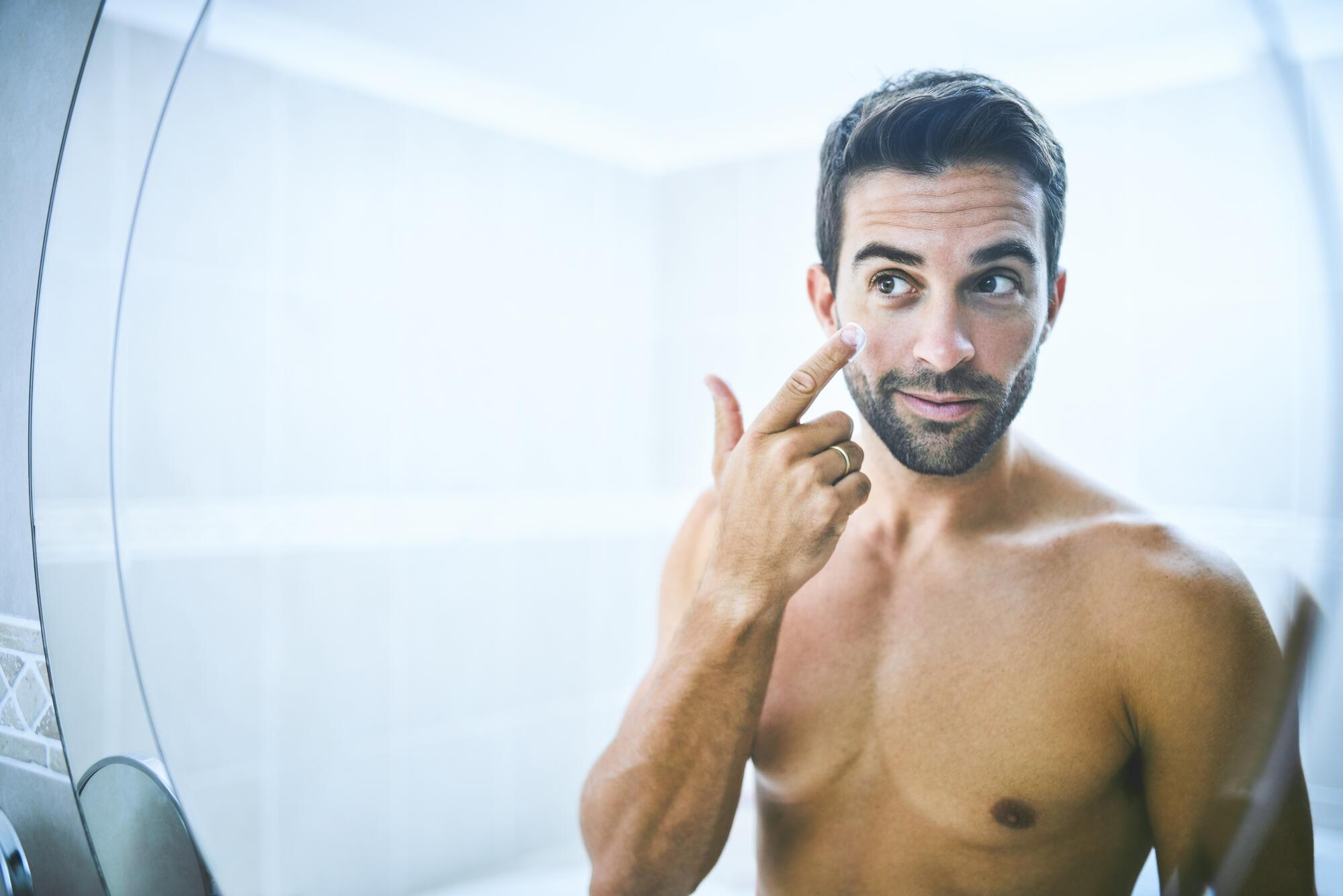 ad_eczema-face-scratching-man_large_2021