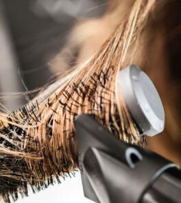 Vlasy není radno grilovat! Není nutné vlasy rovnat tak, abychom je ugrilovali. Stačí po vlasech jednou přejet a pak se věnovat dalšímu pramenu, i když byste na konci měli postup zopakovat u nepoddajných pramenů. Buďte k vlasům šetrní!