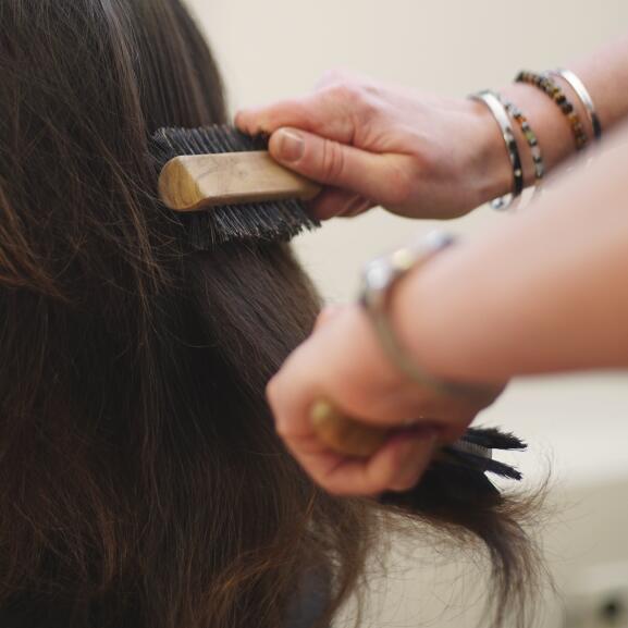 Brushing your scalp: benefits and methods