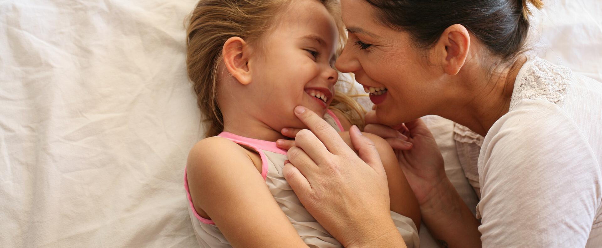 AD_LIFE-MOMENTS_MOTHER-AND-DAUGTHER-LAUGHING_LARGE_2021