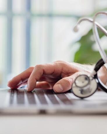 La chute de cheveux post-Covid est avant tout une chute de cheveux réactionnelle comme les autres : elle intervient après un évènement traumatique pour notre organisme, comme un pic de stress, une opération chirurgicale lourde, une grossesse, ou une prise soudaine de médicaments. Le mieux c’est donc d’aller faire un tour chez son médecin pour débusquer d’éventuelles carences dues à ce dérèglement et être bien sûr d’adresser la chose comme il faut. Un petit bilan sanguin et hormonal et surtout un avis professionnel pour se remettre dans le droit chemin !