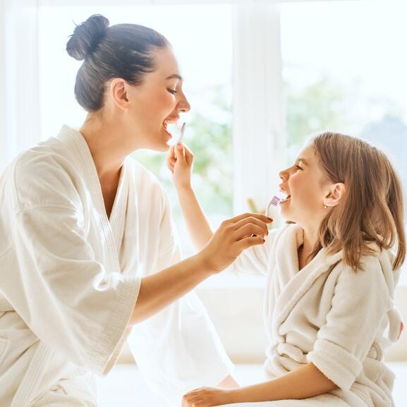 Как мога да помогна на моето дете да си измие зъбите?