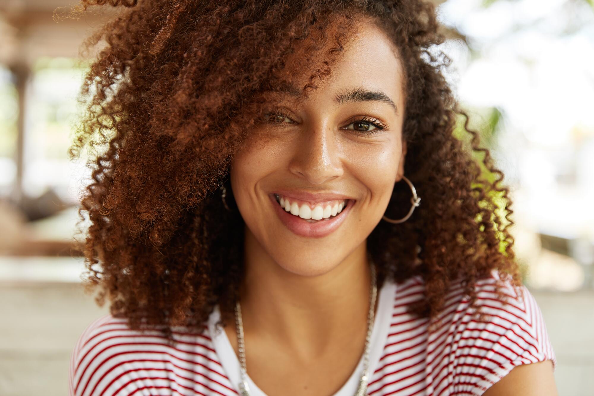 OC_YOUNG_WOMAN_SMILE_HAPPY_SHUTTERSTOCK_1042917214