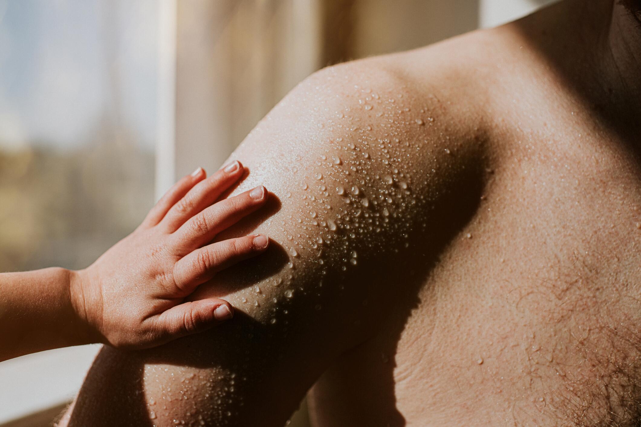 OG_MAN_ARM_WET_CARE_ISTOCK_2021