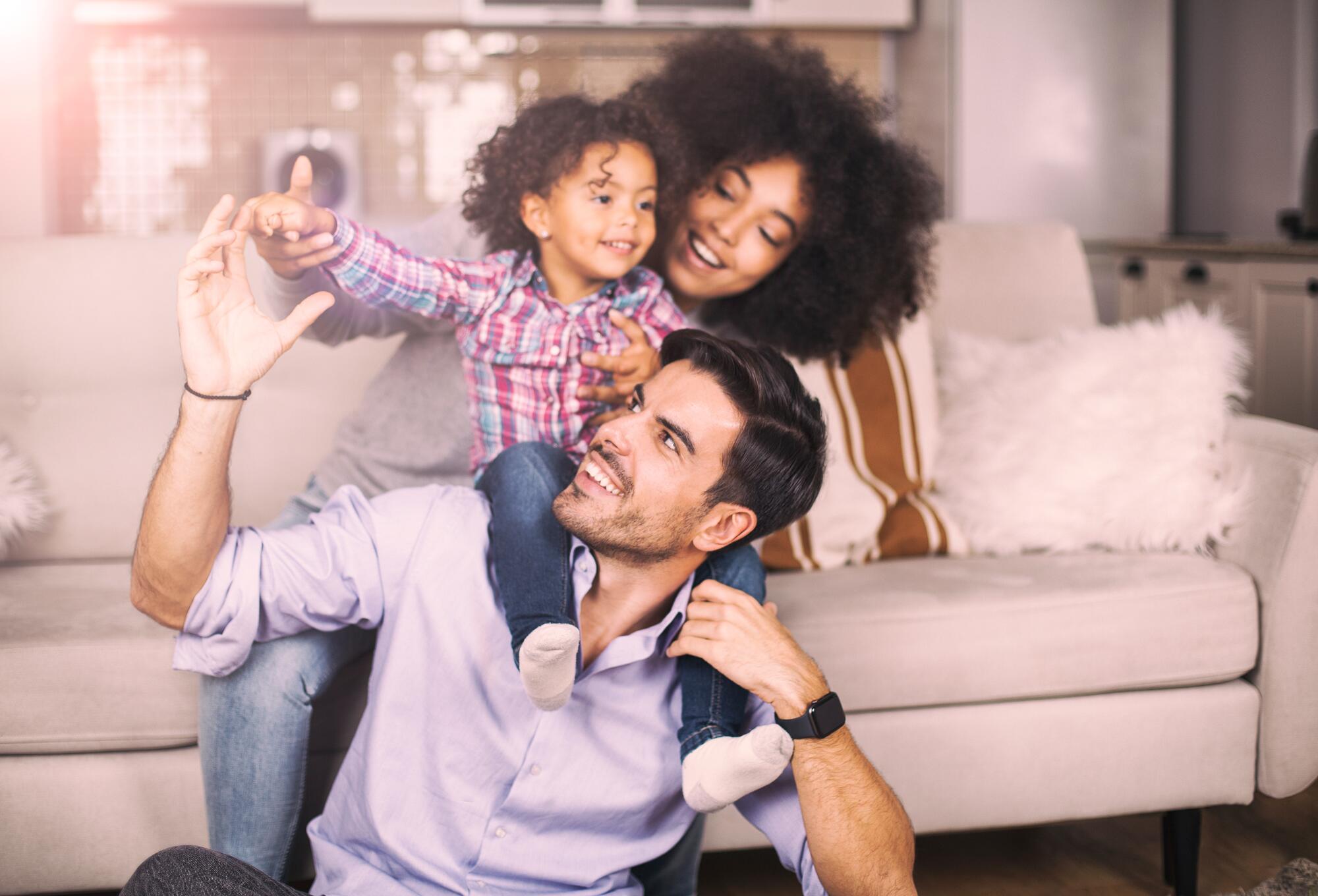 AD_FAMILY-HUGGING_LARGE_2021