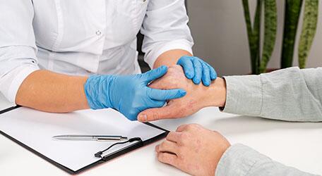 du_neurodermitis_silo_456x250_juckreiz_ursachen_auswirkungen_therapieansaetze