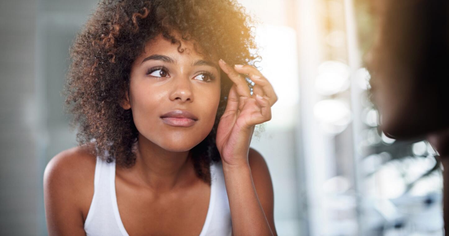 AD_ACNE_WOMAN-LOOKING-IN-MIRROR_LARGE_2021