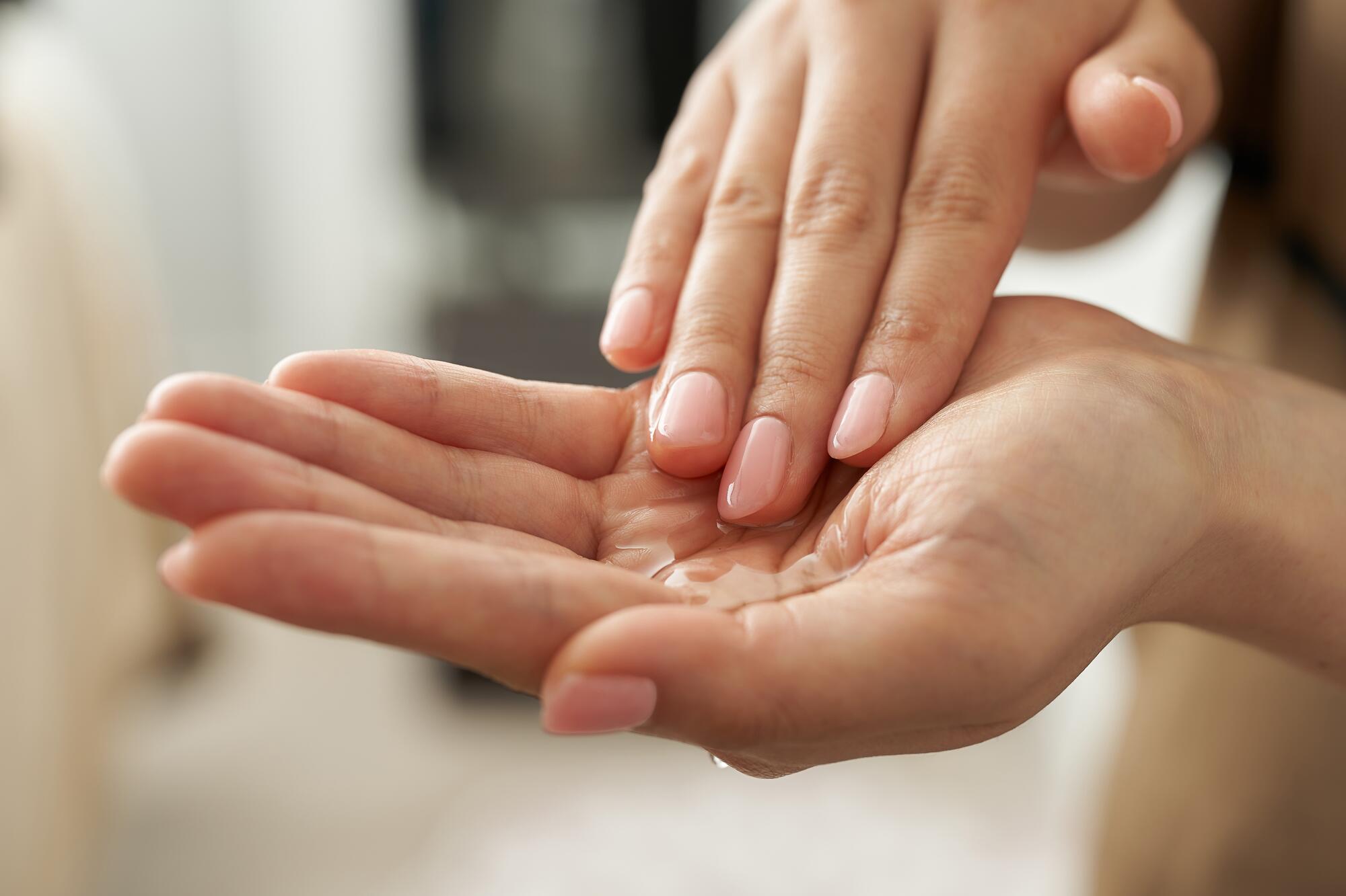 AD_BIODEGRADABLE_HANDS-WATER_LARGE_2021