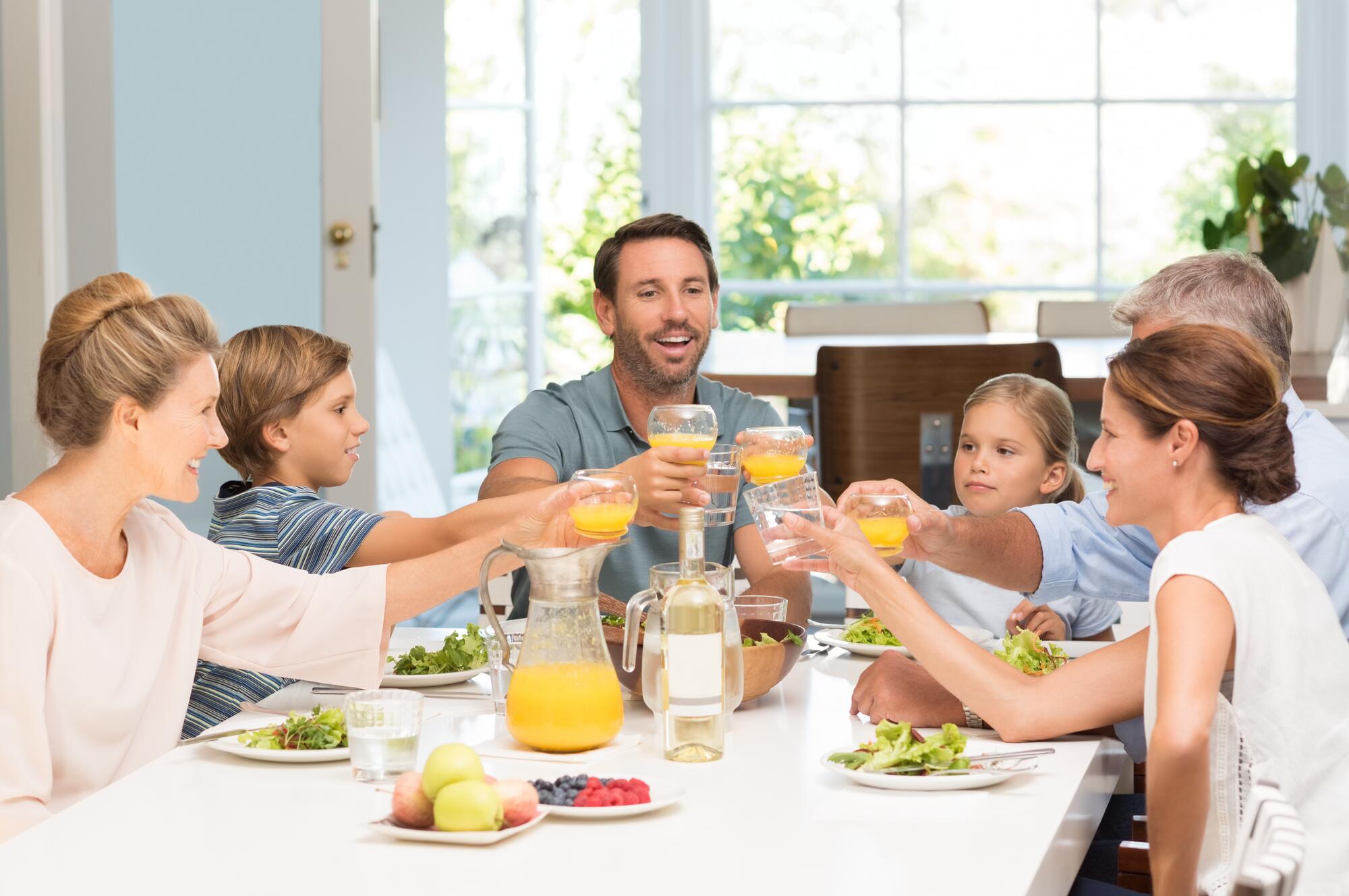 OC_FAMILY_HAPPY_EATING_ADOBESTOCK_2019_45678