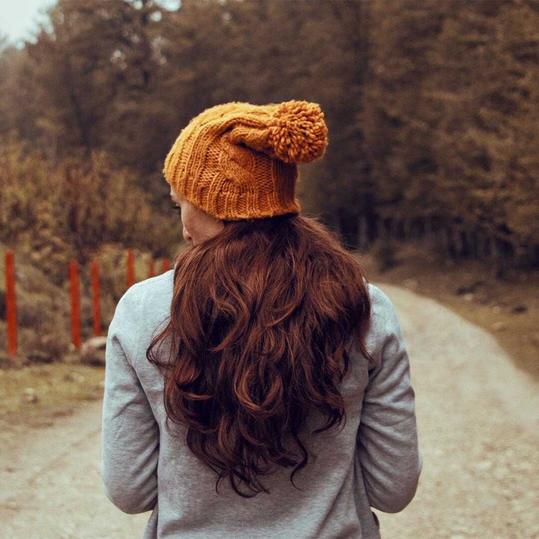  Włosy suche łatwo się elektryzują, są szorstkie, matowe, łamliwe i trudne do ułożenia. W takim przypadku kluczowe jest stosowanie intensywnie nawilżających i odżywczych kosmetyków.