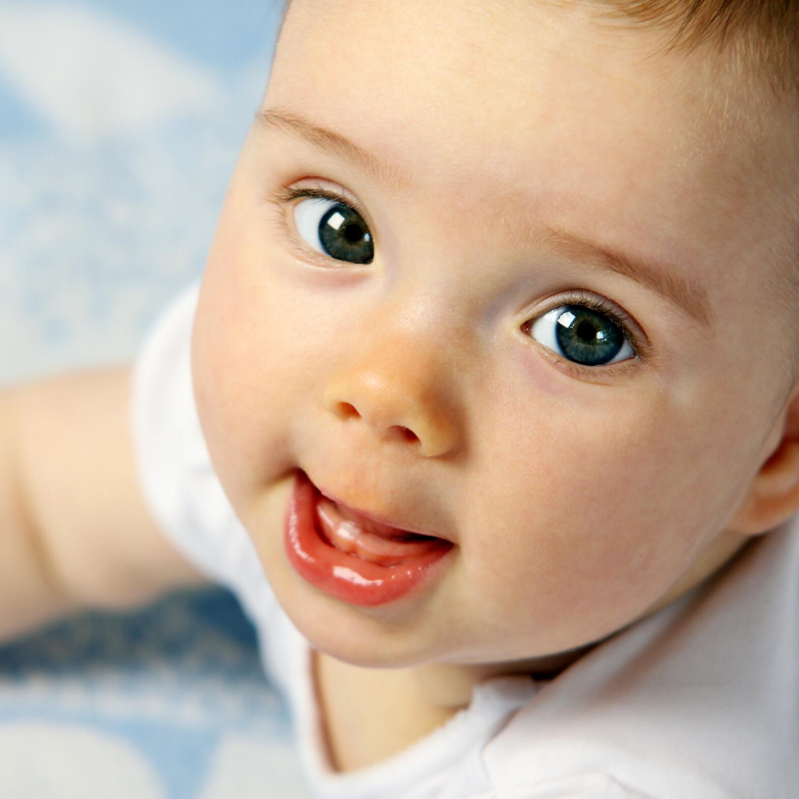 Poussées dentaires : quand mon bébé fait-il ses premières dents ?
