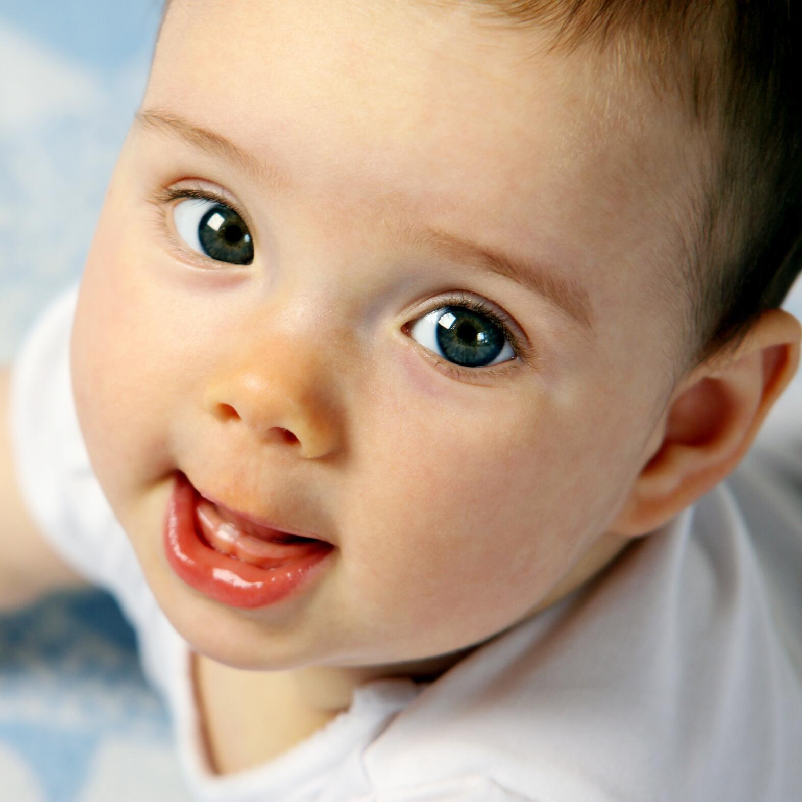 Bébé perce une dent : comment le soulager ?