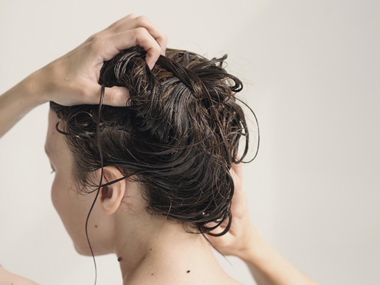 Ursachen, Symptome und Therapie von Schuppen am Kopf und im Haar