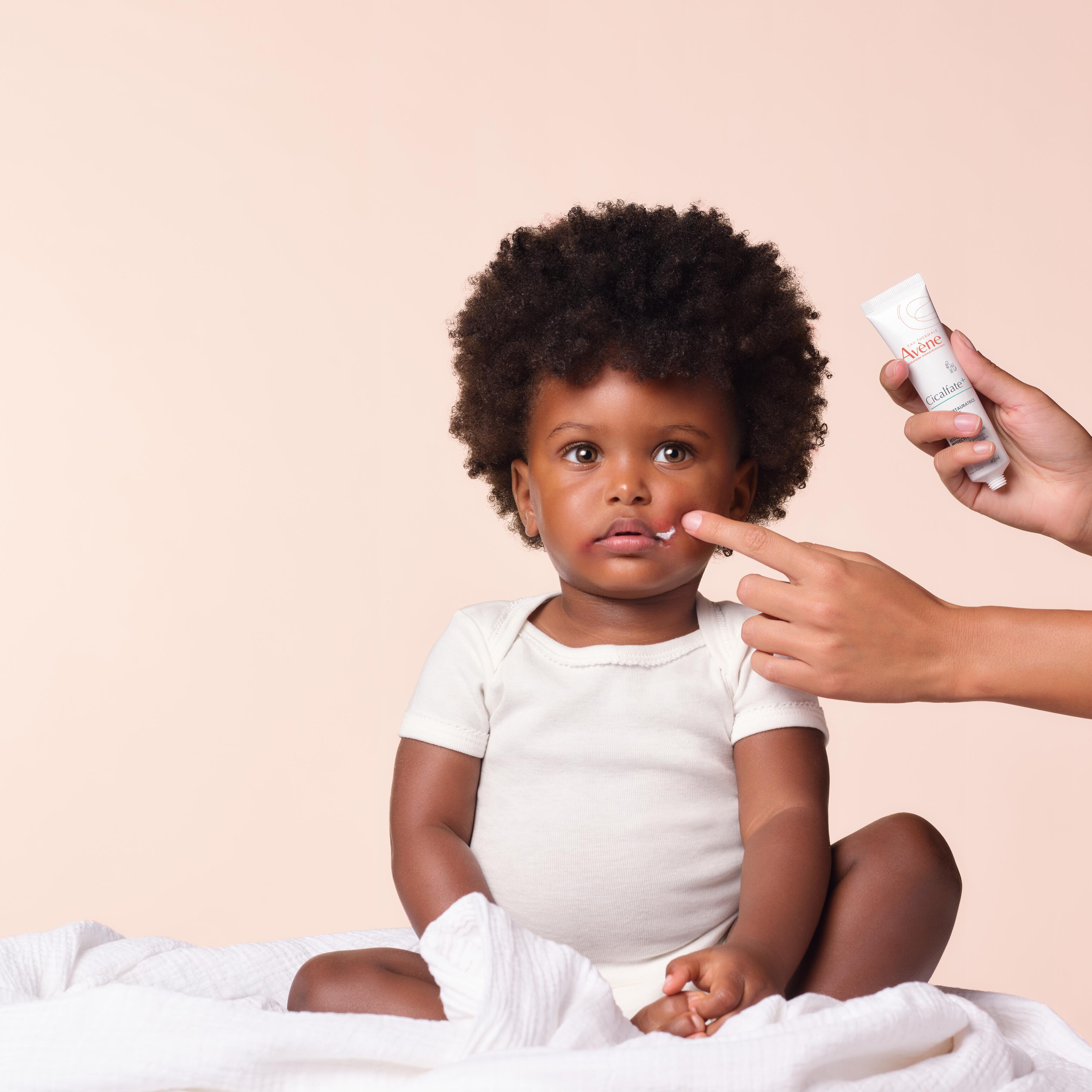 AV_Cicalfate-_restorative-cream_3282770204667_baby-application_irritations_RVB_1x1