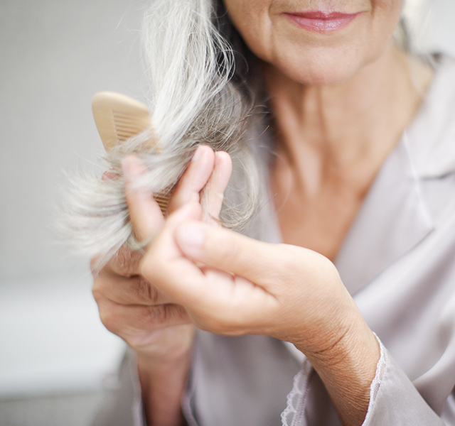 RF_website_expert-dossier-gray-hair_header_keeping-hair-white_640x600