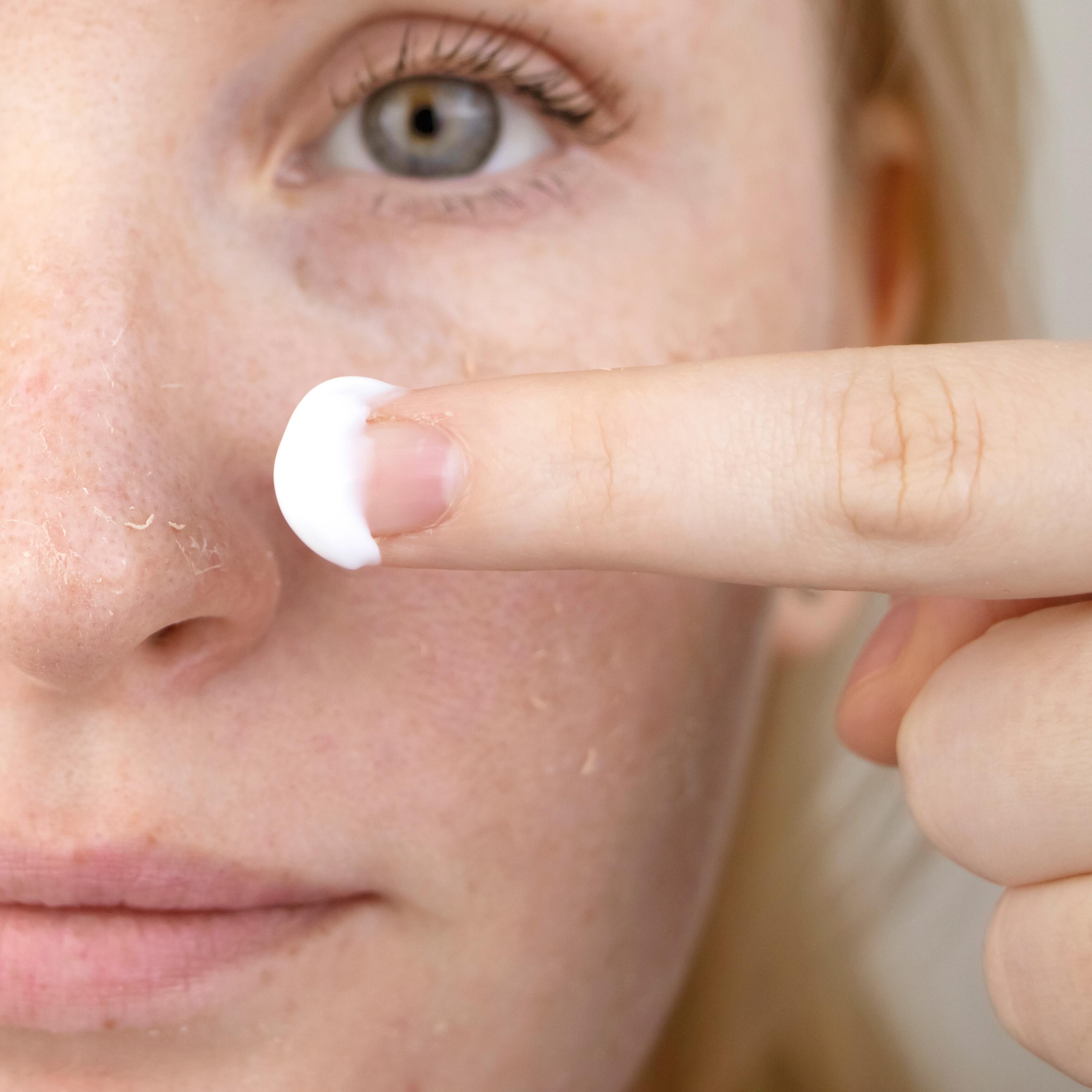 av_maquillage_peau-atopique_visage_femme_1x1