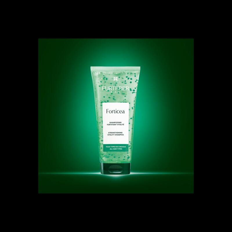 Champô fortificante e revitalizante com vitaminas B3, B5 e óleos essenciais