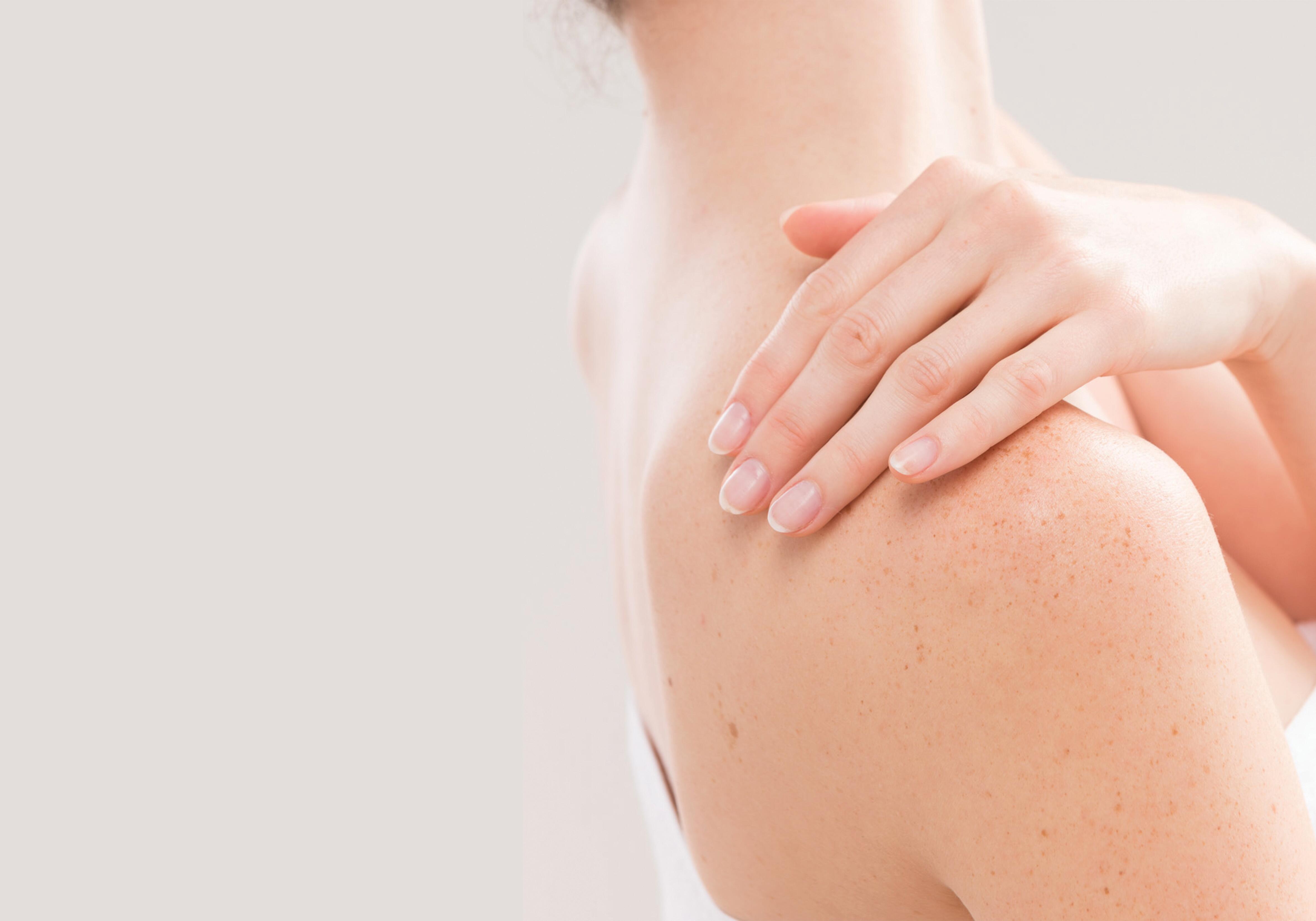 AD_PAINFUL-SKIN_WOMAN-HAND-SHOULDER_LARGE_2021