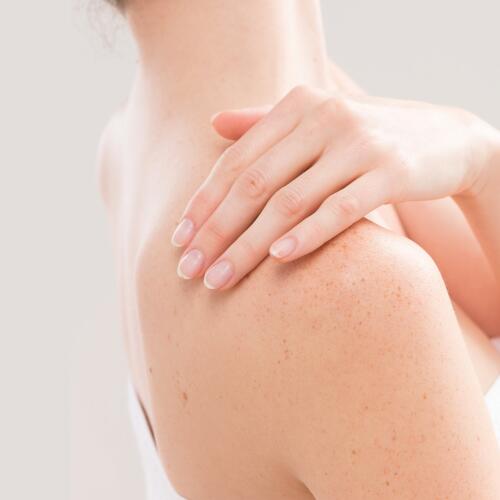 AD_PAINFUL-SKIN_WOMAN-HAND-SHOULDER_LARGE_2021 500x500