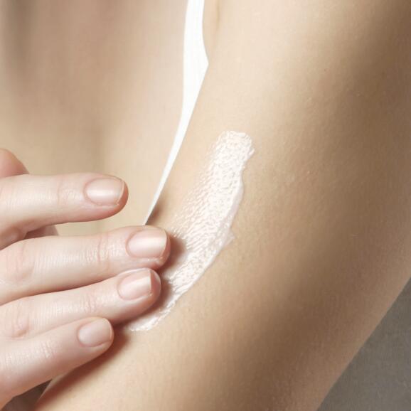 AD_NUTRITION_WOMAN-APPLYING-CREAM-ARMS_SQUARE_2021 578x578