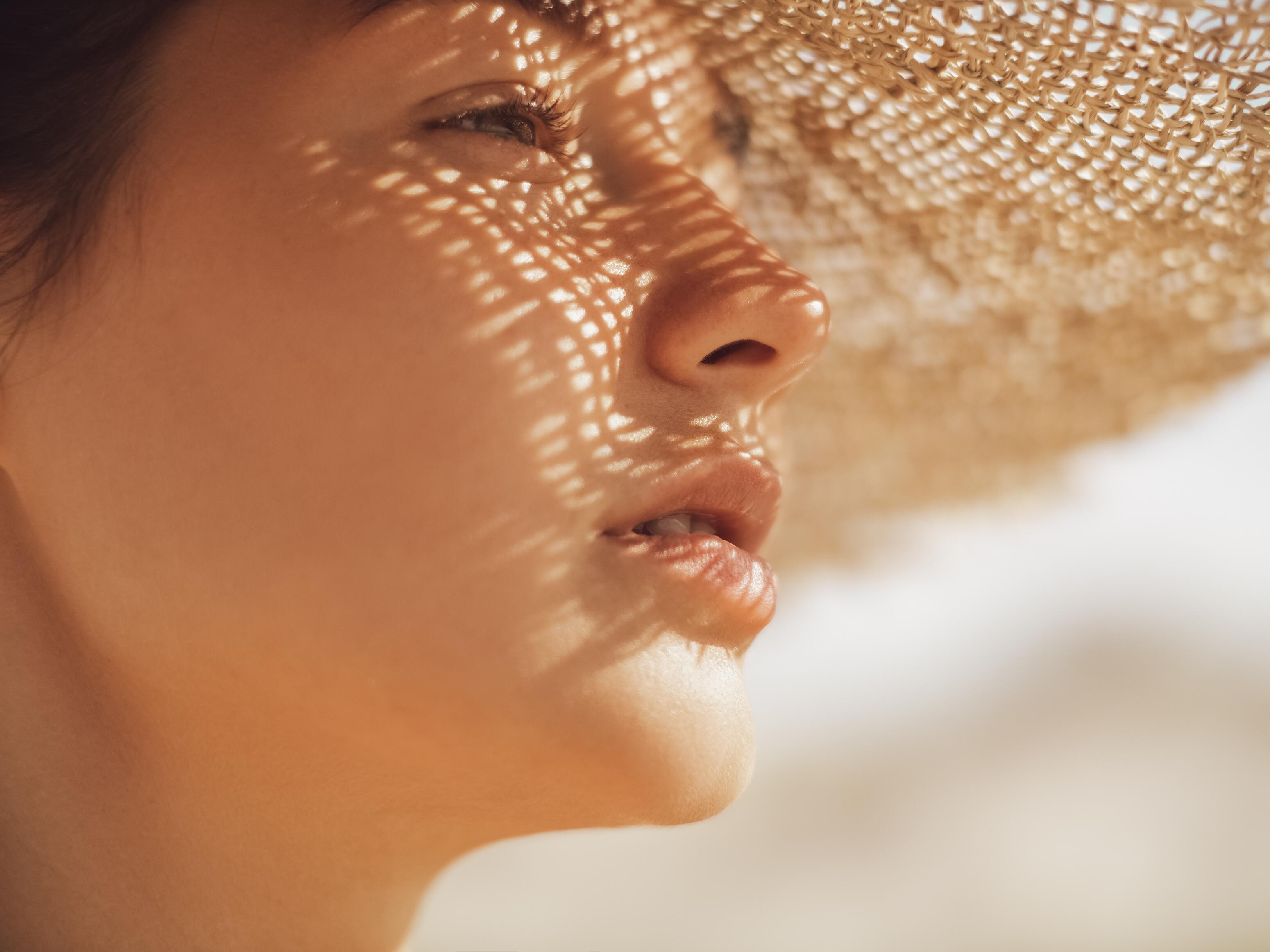 AD_SOLAR_SHADOWS_WOMAN-SHOULDERS-HAT_LARGE_2021
