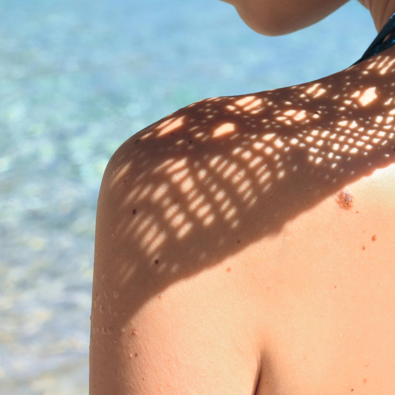 AD_SOLAR_SHADOWS_WOMAN-SHOULDERS-HAT_SQUARE_2021