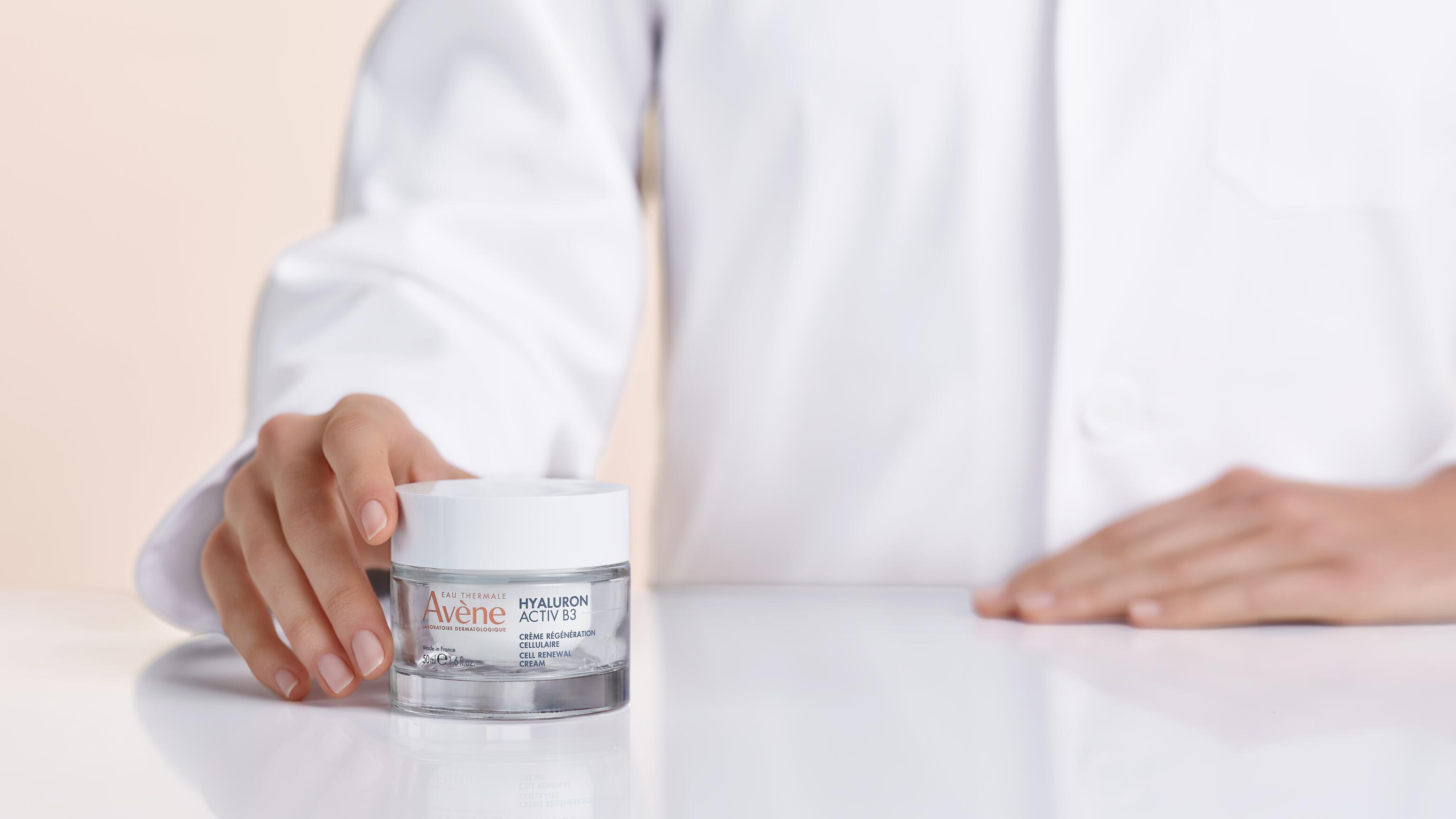 av_hyaluron_activ_b3_creme_main_dermato_03_3282770153170_16X9