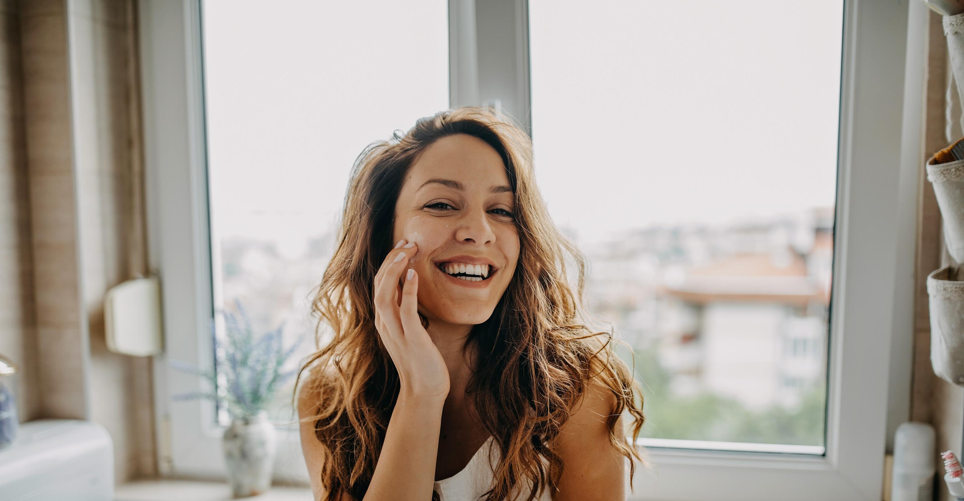 AD_ACNE_WOMAN-CREAM-APPLICATION-SMILES_LARGE_2021