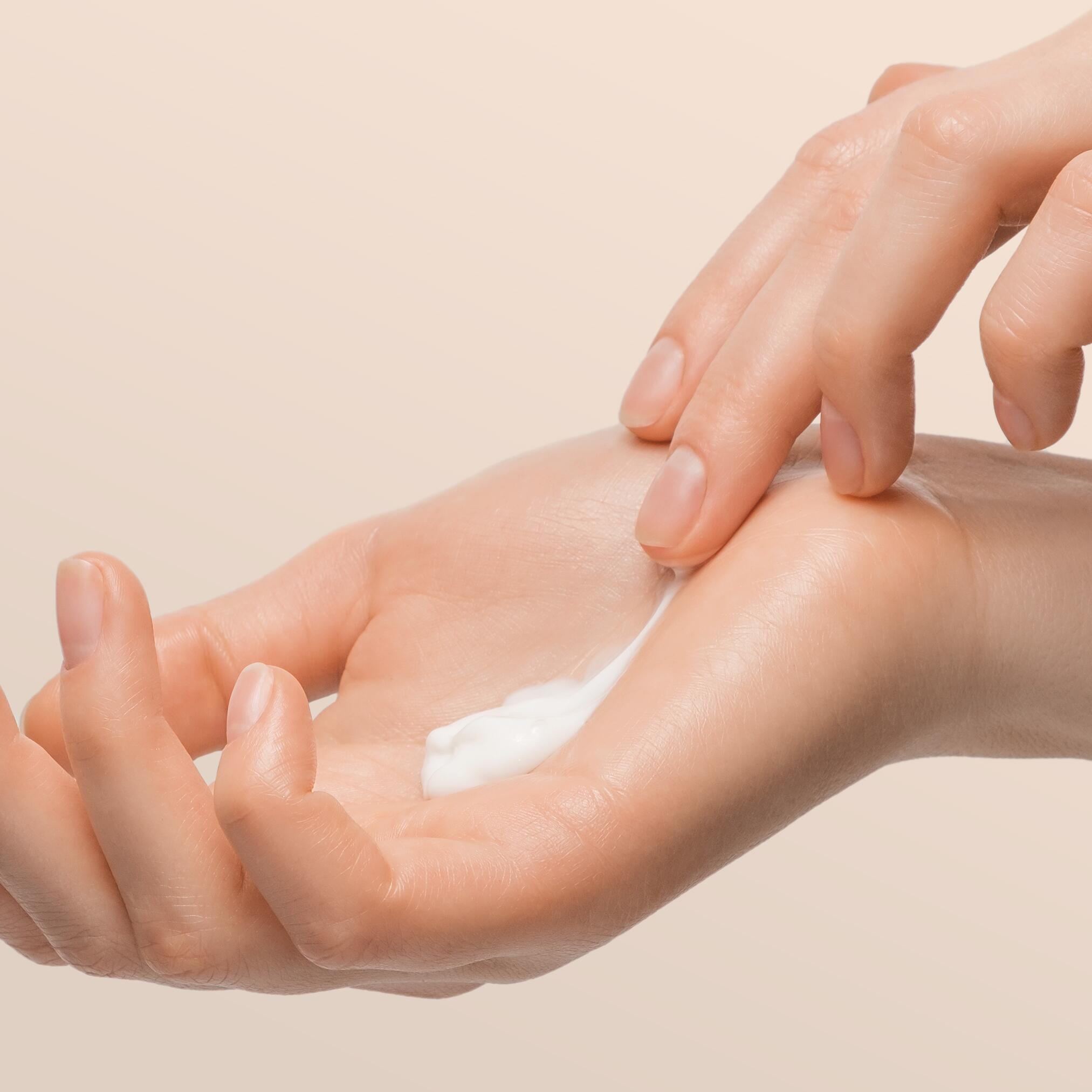 W jaki sposób pielęgnować suchą skórę dłoni?