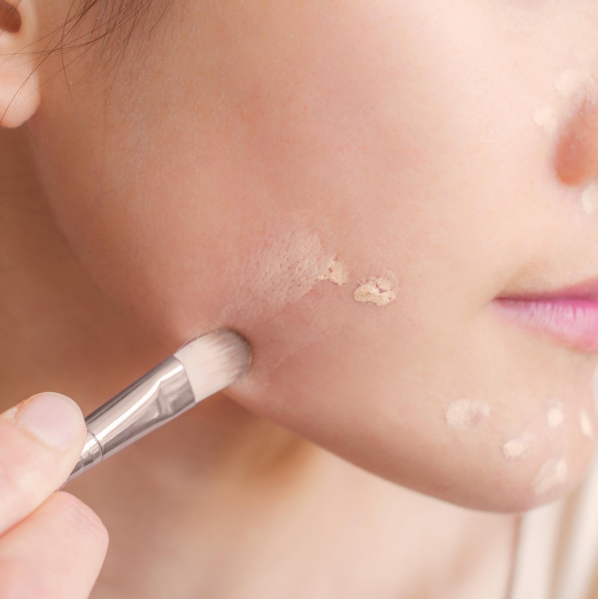 Påføring af makeup på fedtet hud