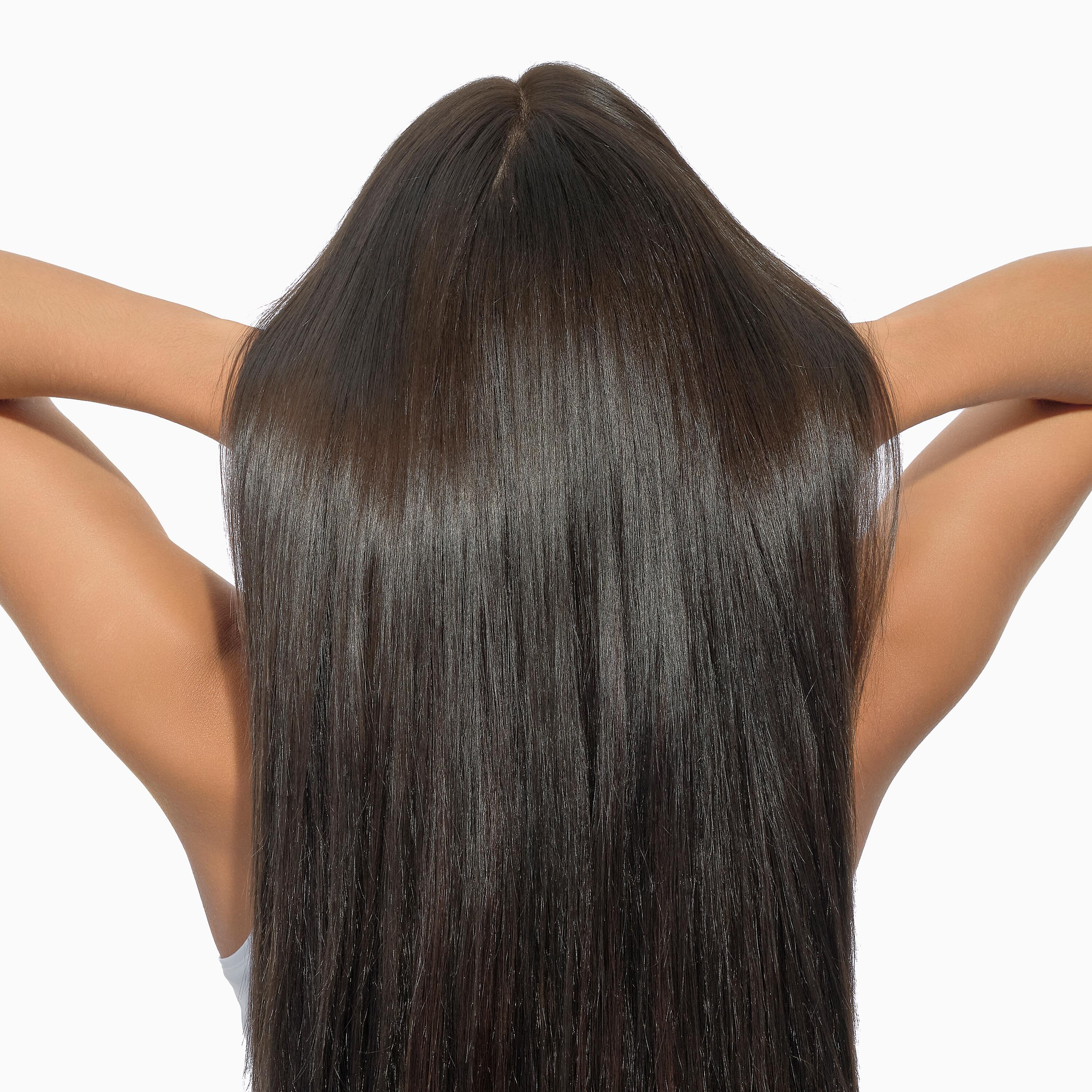 Reidrata i capelli nel cuore della fibra e restituisci loro la naturale lucentezza