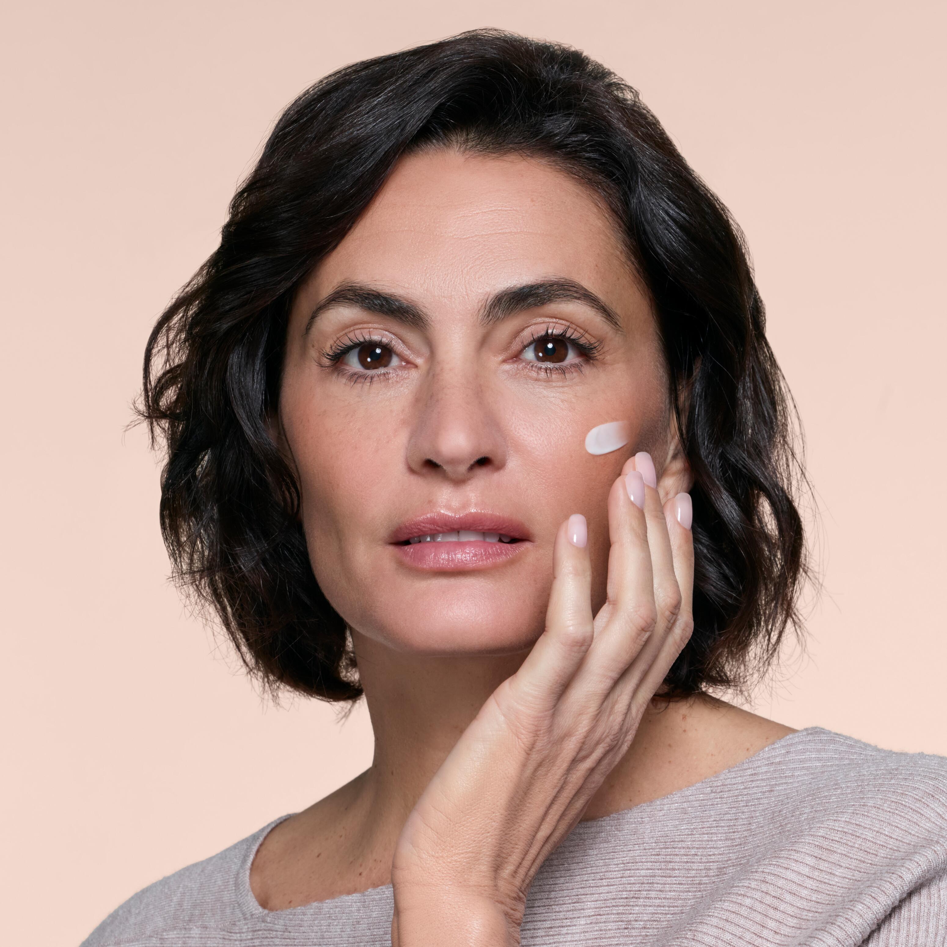 av_dermabsolu_creme_nuit_visual_model_jessica_1-1_02_3282770395990