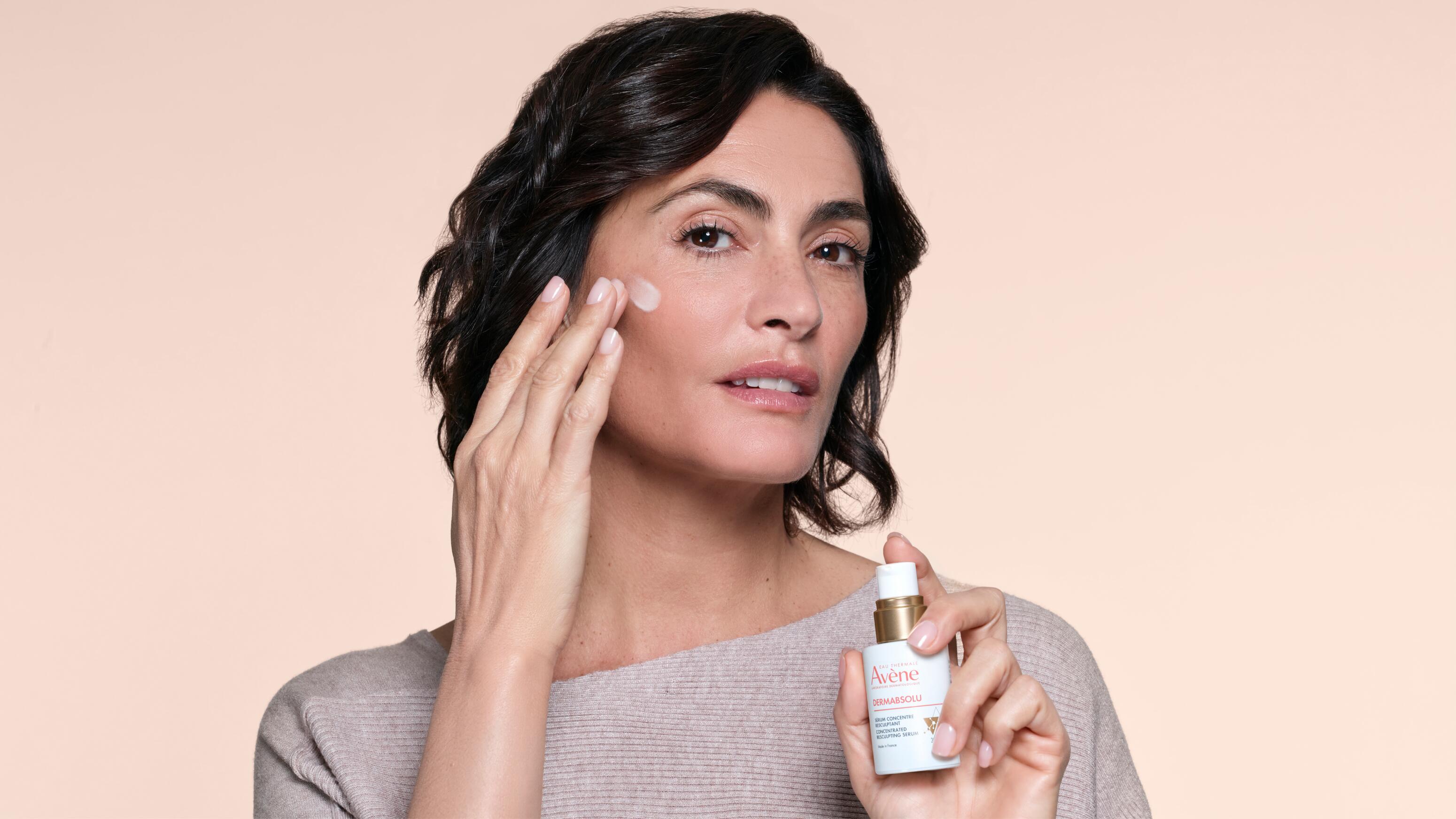 av_dermabsolu_serum_visual_model_jessica_16-9_3282770395952
