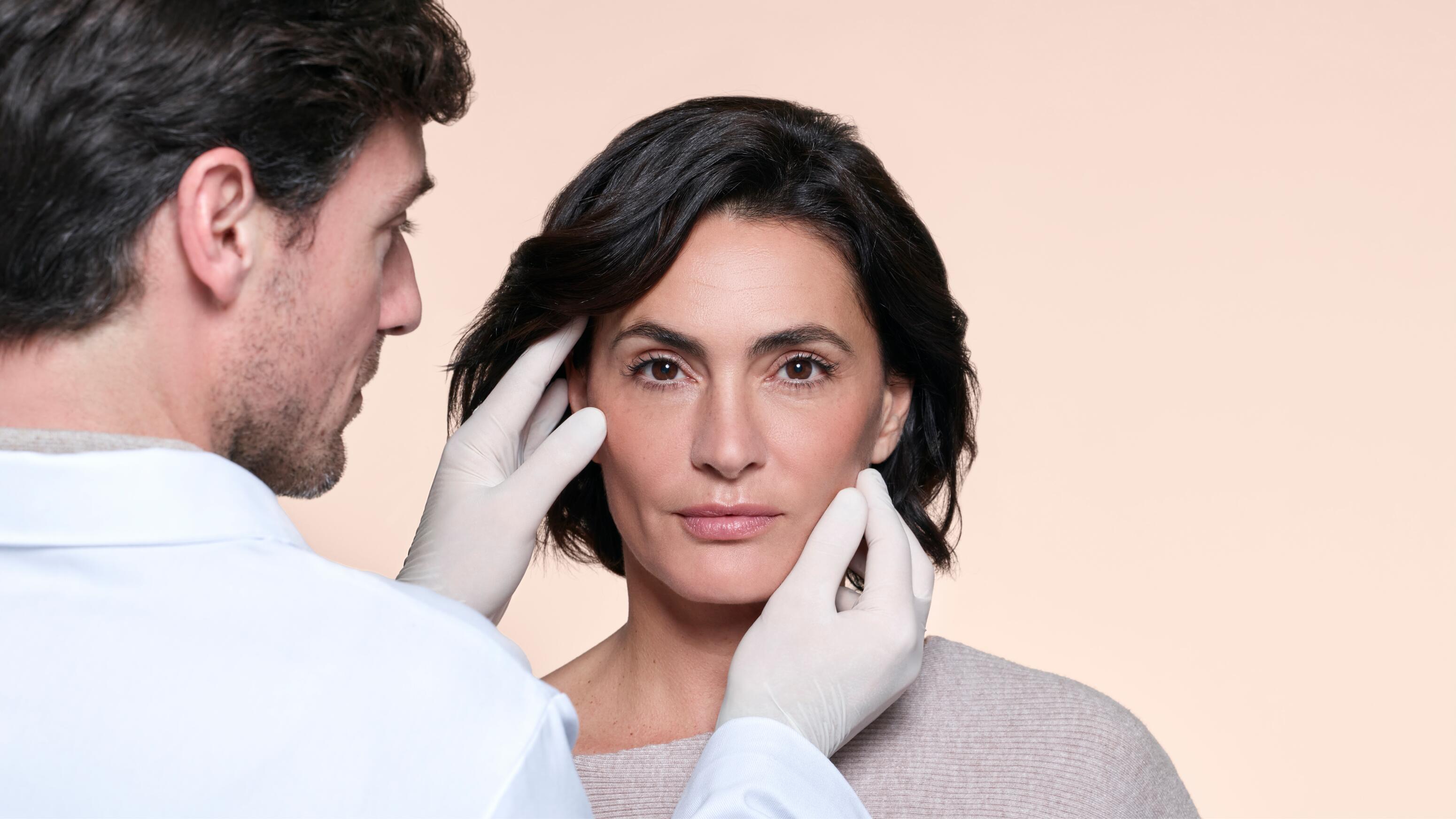 av_dermabsolu_creme_nuit_visual_model_jessica_16-9_dermatologue1_3282770395990