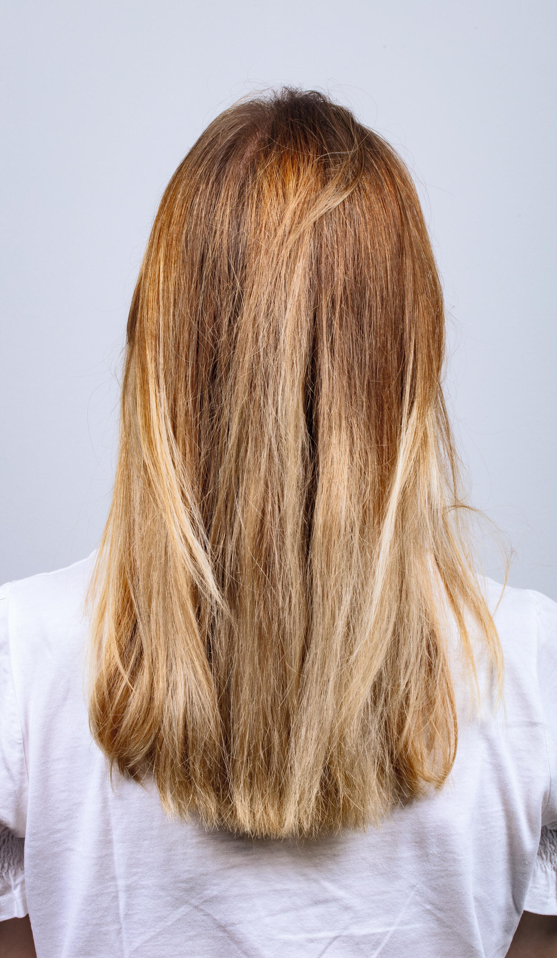 Włosy normalne mają naturalny połysk i są łatwe w stylizacji, co świadczy o ich dobrej kondycji.