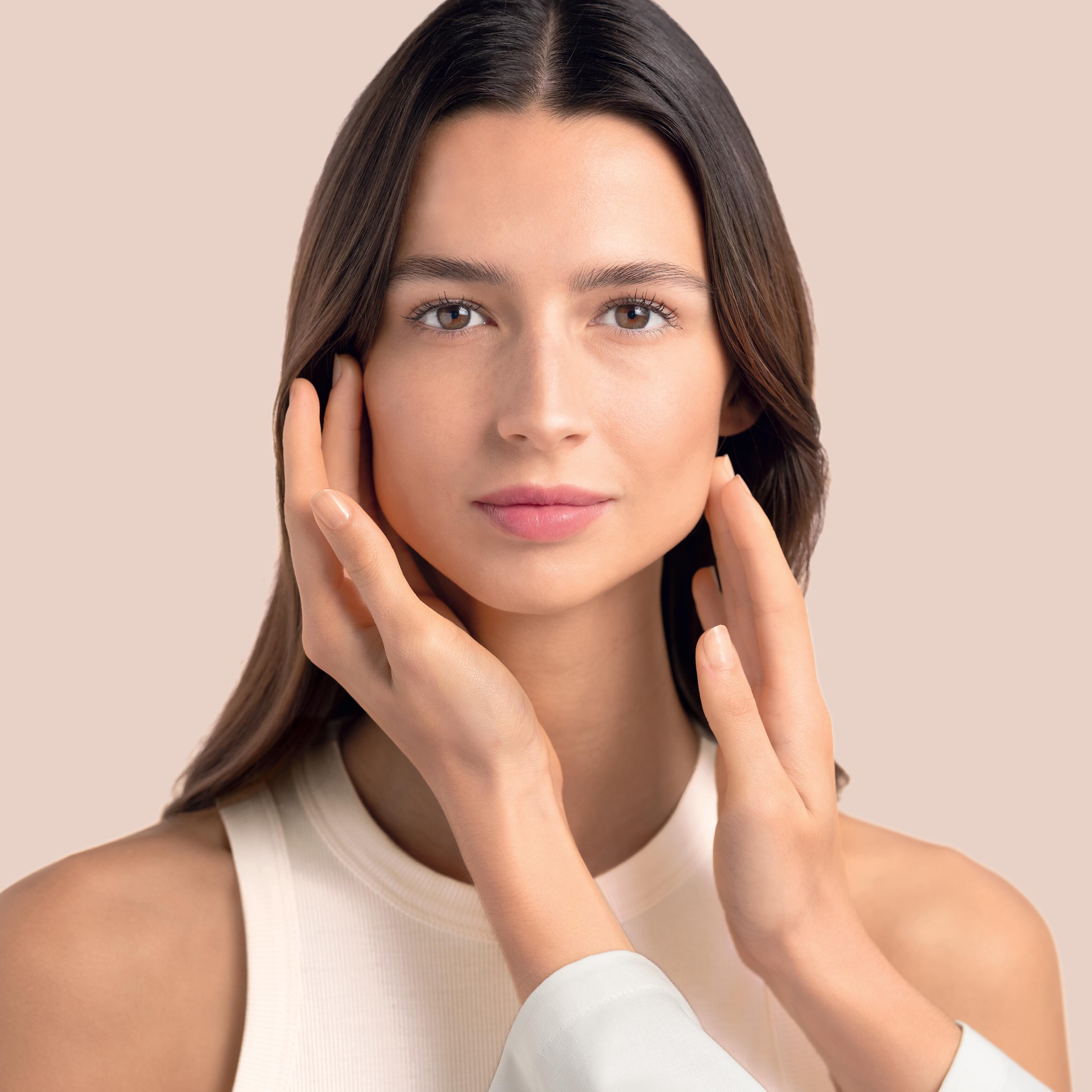 AV_HYDRANCE_YOULIA_AUSCULTATION_DERM_02_1_1
