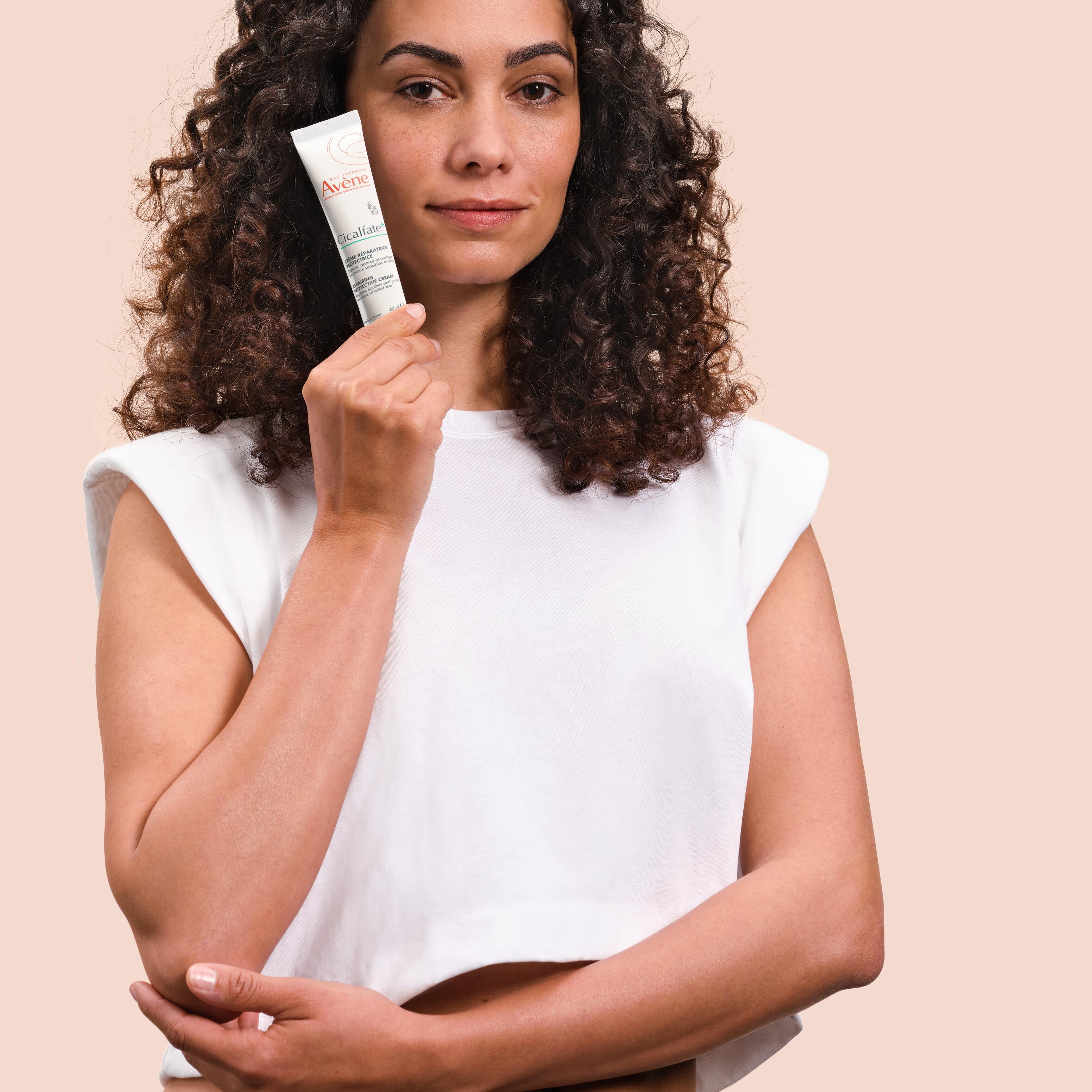 AV_cicalfate-_repairing-protective-cream_3282770204667_elodie_attitude-product_HD_1x1