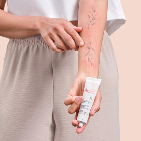 AV_cicalfate-_repairing-protective-cream_3282770204667_elodie_application-tatoo-product_HD_1x1